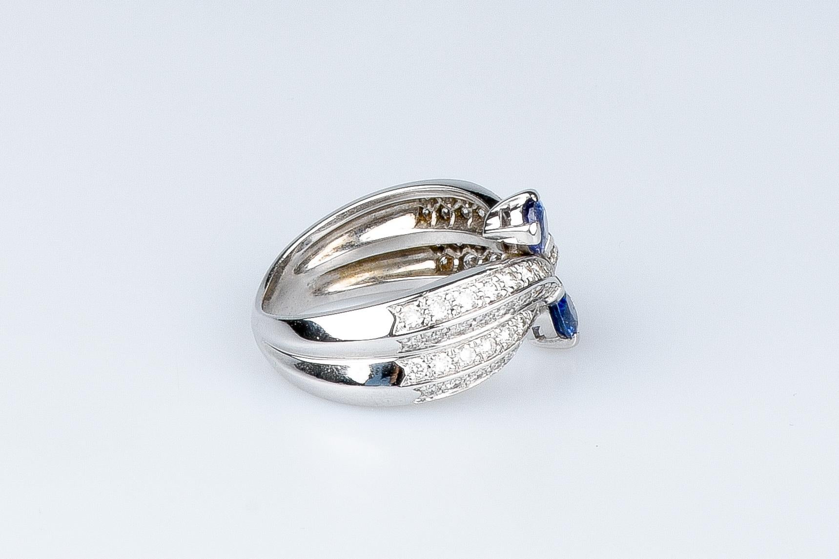 AIG certified 0.80 carat sapphires - 0.64 carat round brillant cut diamonds ring For Sale 7