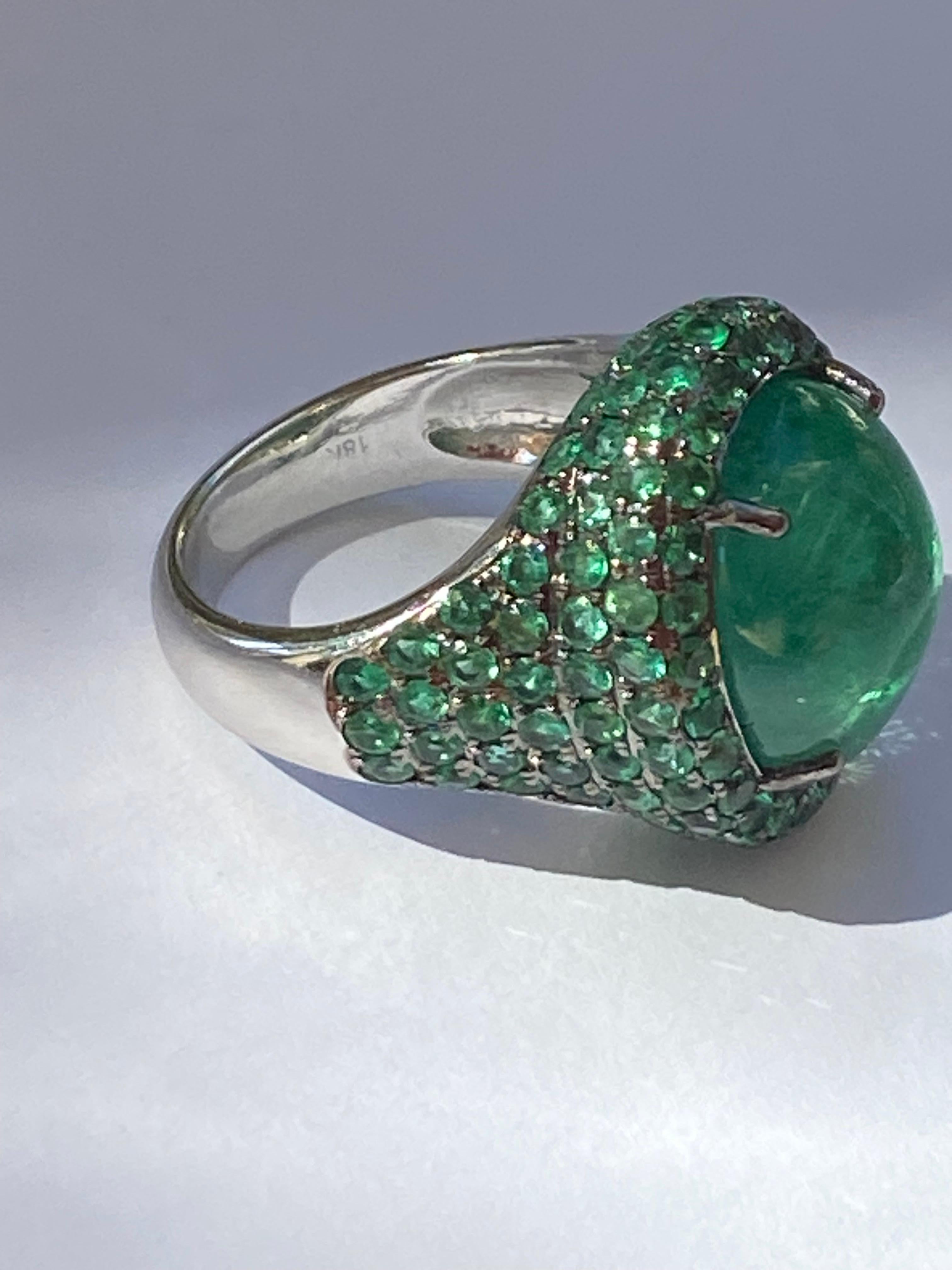 Women's or Men's  AIG Certified 10 Carat Zambian Emerald 18K Gold Ring For Sale