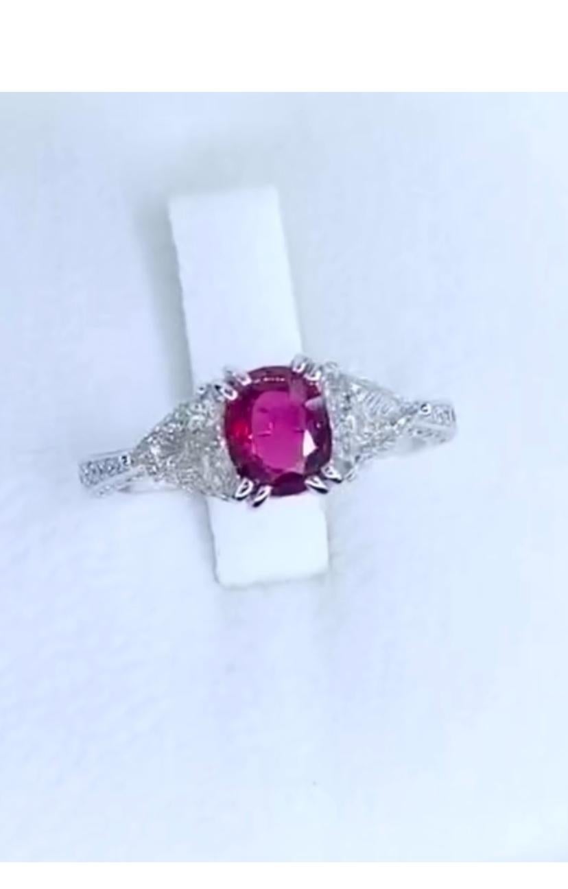 Un anillo exclusivo de Rubí y Diamantes, de diseño contemporáneo, tan moderno como esencial.
Eleva tu look y añade un toque de glamour y encanto a tu atuendo.
 Impresionante anillo de oro de 18 quilates con un Rubí siamés natural de 1,00, en talla