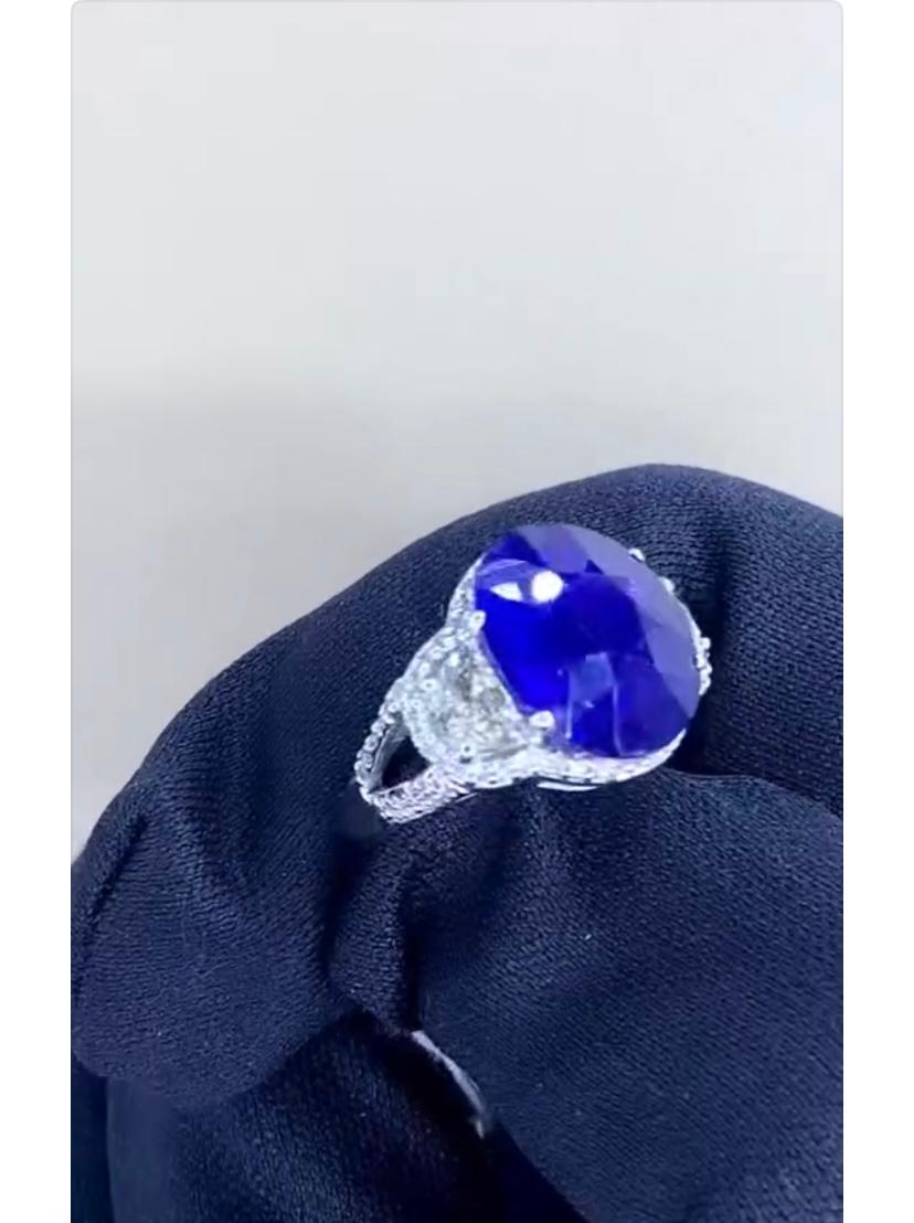 This exquisite ring features a remarkable Sapphire gemstone of 10,00 carat. 
The Sapphire showcases a stunning blue color, captivating all who gaze upon it. Its depth and vibrancy are truly exceptional, radiating a regal allure. Expertly cut to