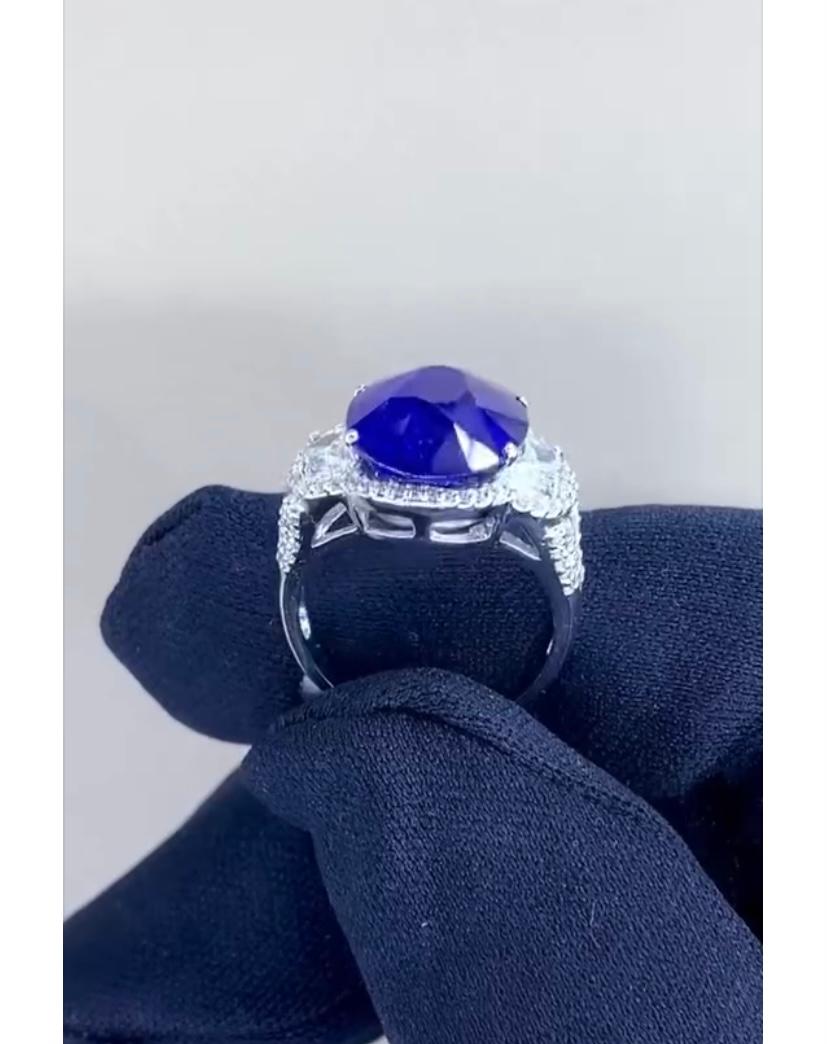 AIG Certified 10.00 Carat Ceylon Blue Sapphire 1.40 Ct Diamonds 18K Gold Ring In New Condition For Sale In Massafra, IT