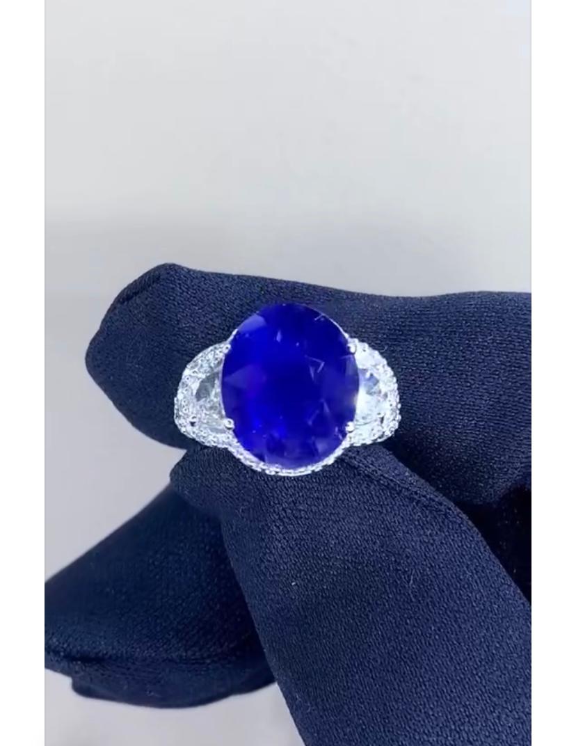 Women's AIG Certified 10.00 Carat Ceylon Blue Sapphire 1.40 Ct Diamonds 18K Gold Ring For Sale