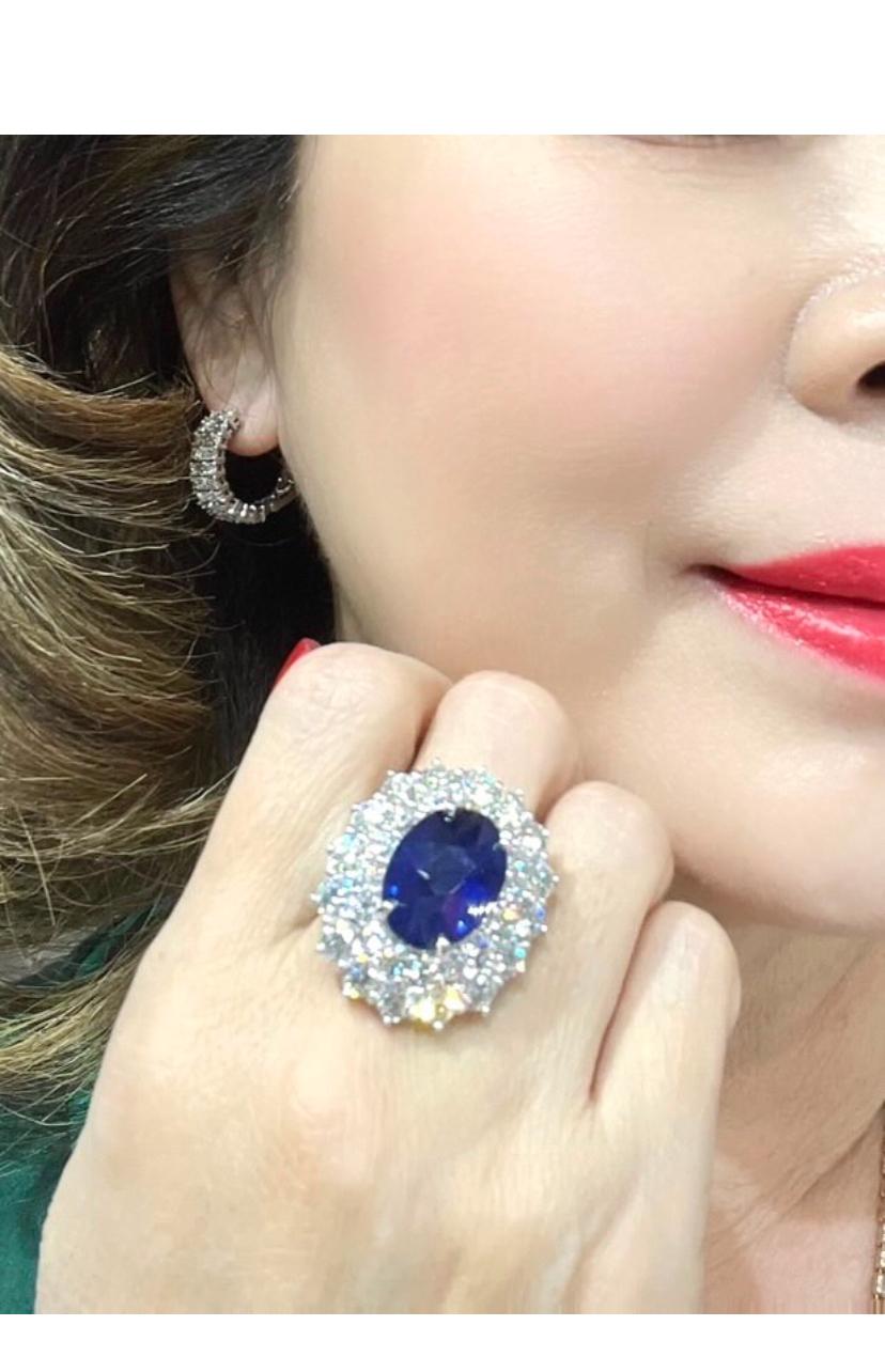 Oval Cut IGL Certified 10.00 Carat Ceylon Sapphire 6.50 Ct Diamonds 18K Gold Ring For Sale