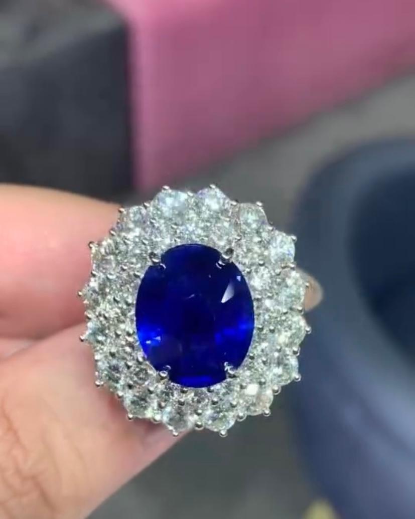 IGL Certified 10.00 Carat Ceylon Sapphire 6.50 Ct Diamonds 18K Gold Ring In New Condition For Sale In Massafra, IT