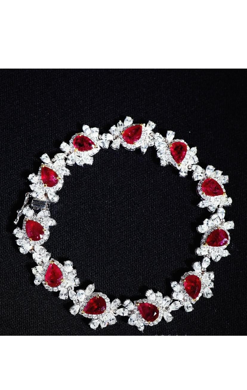 Ein schillerndes Armband mit Rubinen und Diamanten in modernem Design, so glamourös und raffiniert.
Eine atemberaubende Sinfonie aus Leidenschaft und Luxus.
Rot soll Glück bringen und böse Geister abwehren, weshalb es in der Weihnachtszeit eine weit