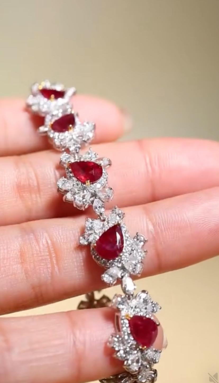 AIG zertifiziert 10,00 Karat Mosambik Rubine 7,80 Diamanten 18k Gold-Armband (Pear Cut) im Angebot