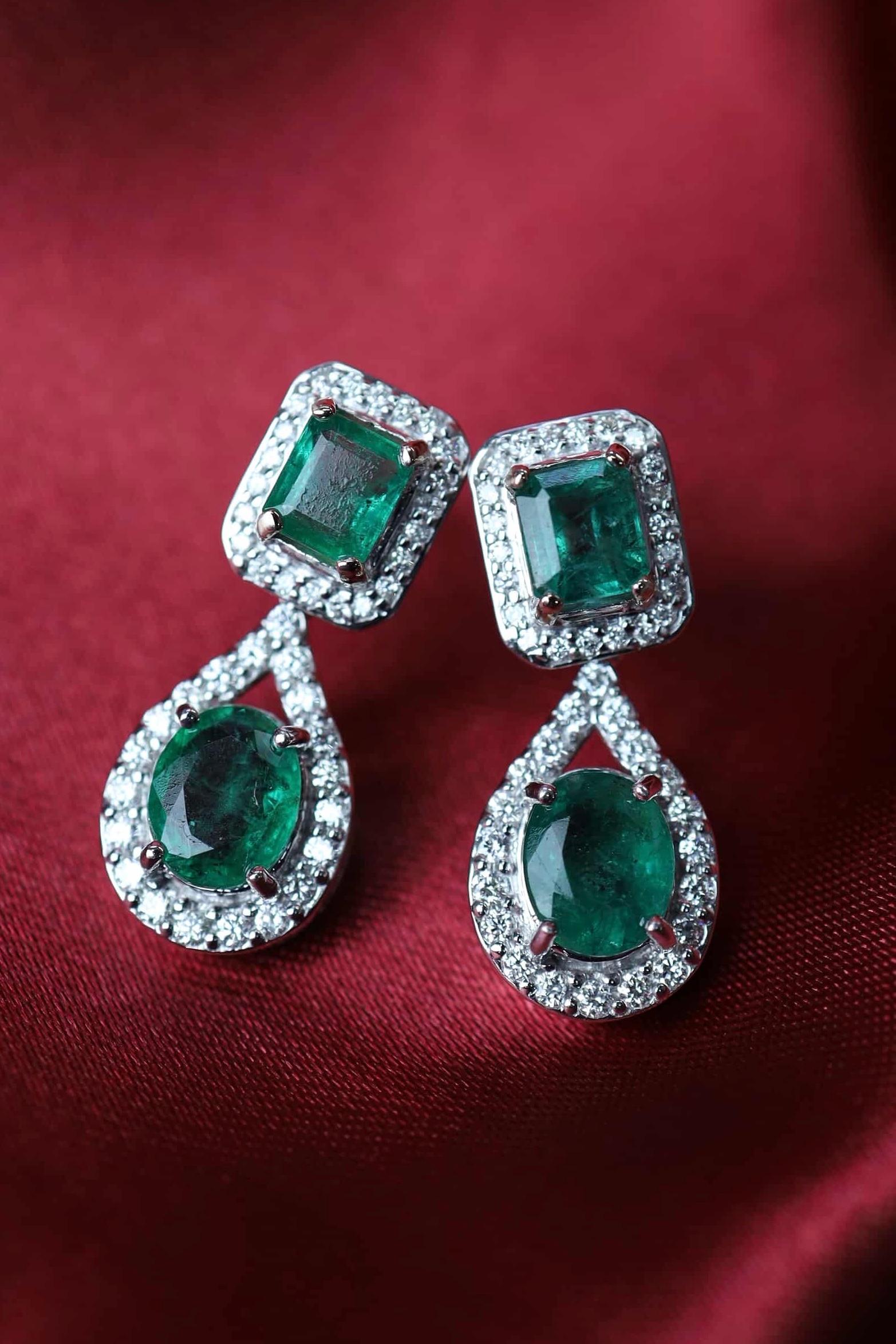 Orecchini in oro 18K con smeraldi dello Zambia certificati AIG da 10,00 carati in vendita 5