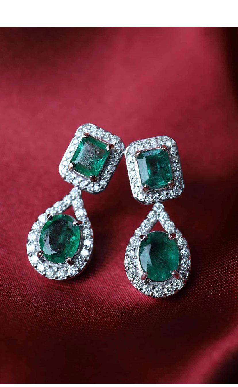 Un orecchino con smeraldi e diamanti dal design contemporaneo, dallo stile elegante e raffinato.
Eleva la tua bellezza senza tempo e aggiungi un tocco di glamour e raffinatezza a te stesso.
Gli splendidi orecchini sono realizzati in oro 18 carati