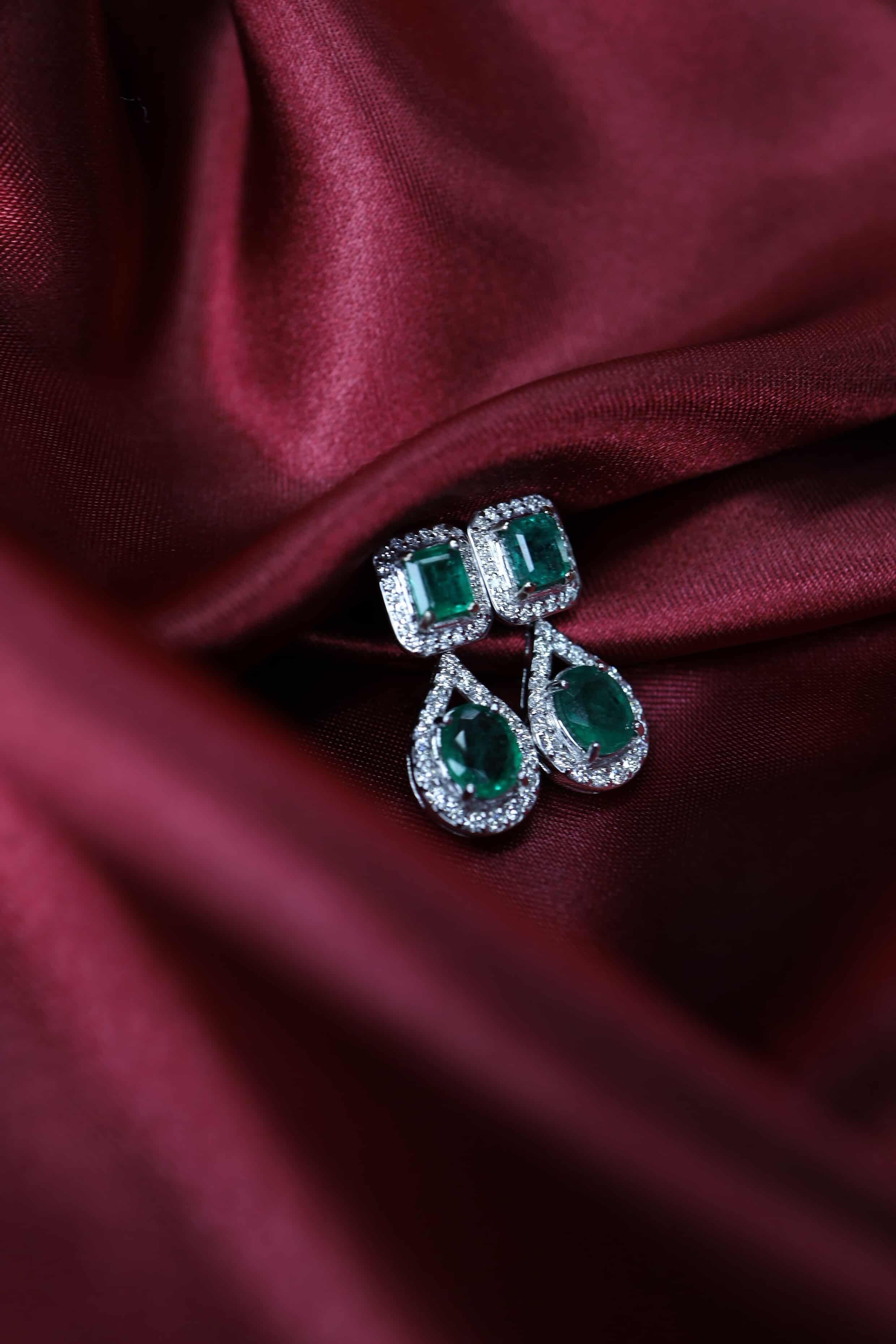 Orecchini in oro 18K con smeraldi dello Zambia certificati AIG da 10,00 carati In condizioni Nuovo in vendita a Massafra, IT