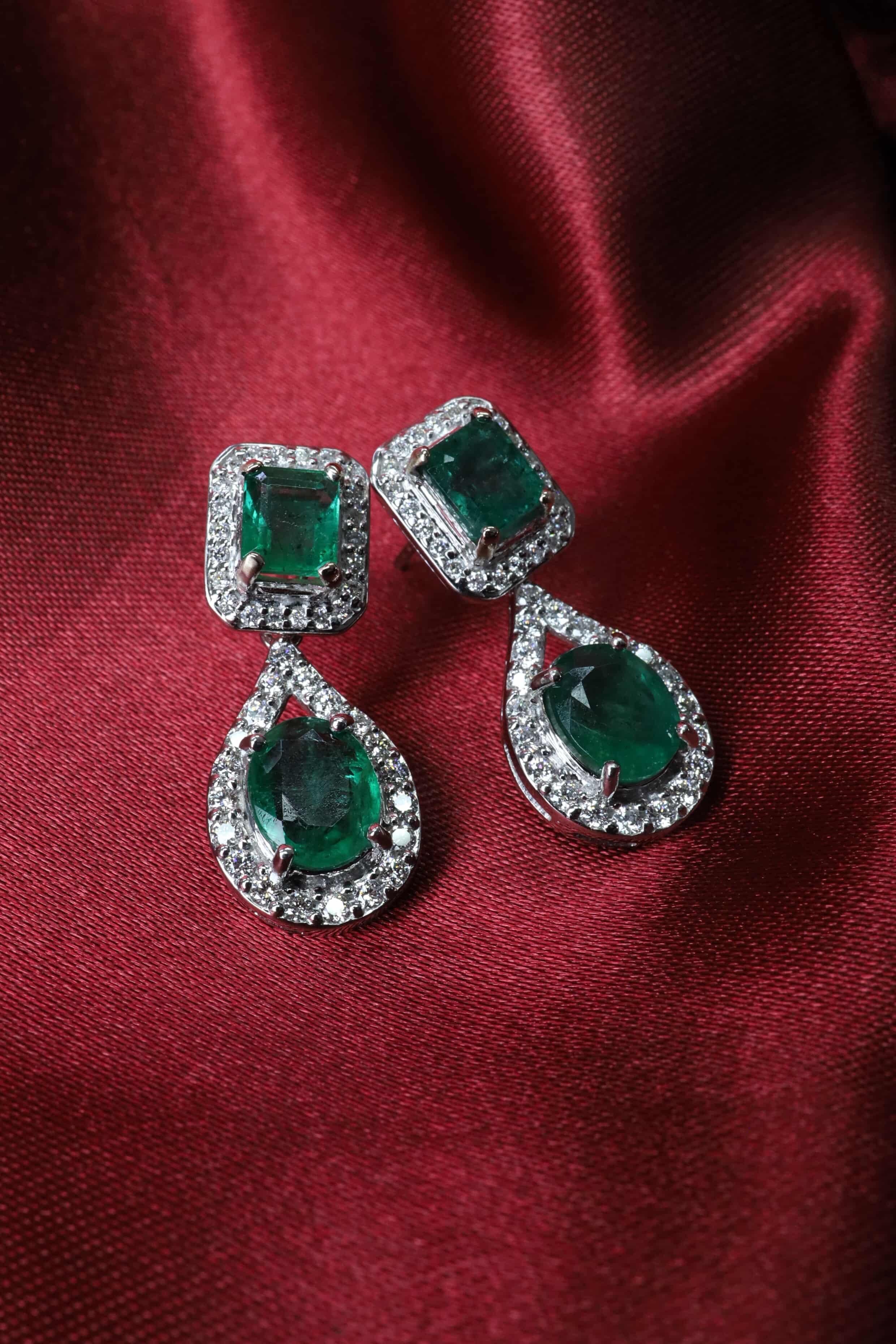 Orecchini in oro 18K con smeraldi dello Zambia certificati AIG da 10,00 carati in vendita 3