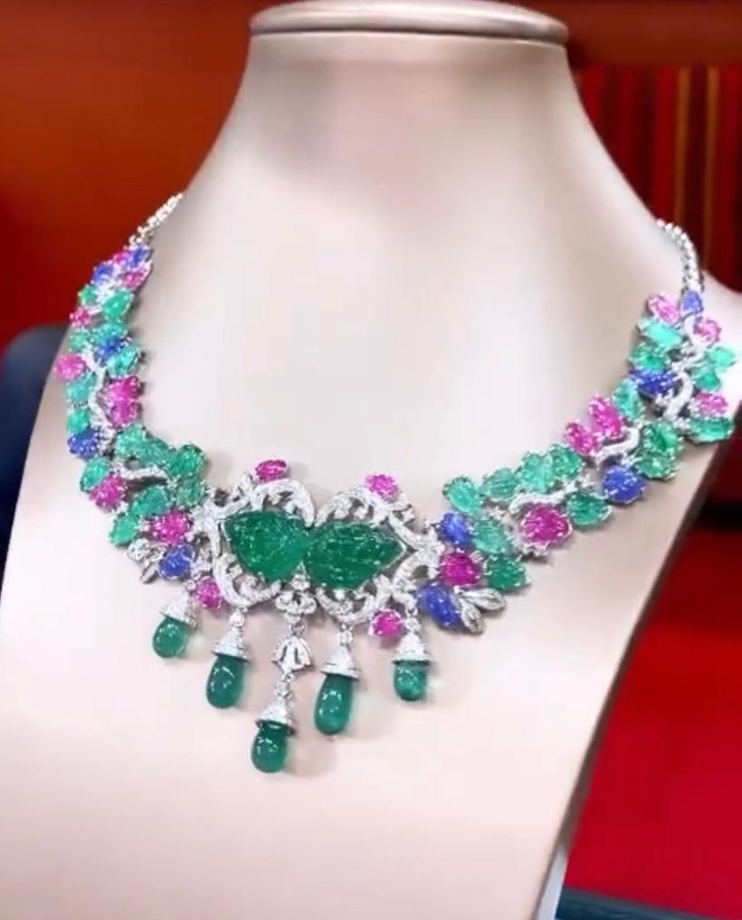 AIG Certified 102.00 Ct Untreated Zambia Emeralds Burma Rubies Sapphire Necklace In New Condition For Sale In Massafra, IT