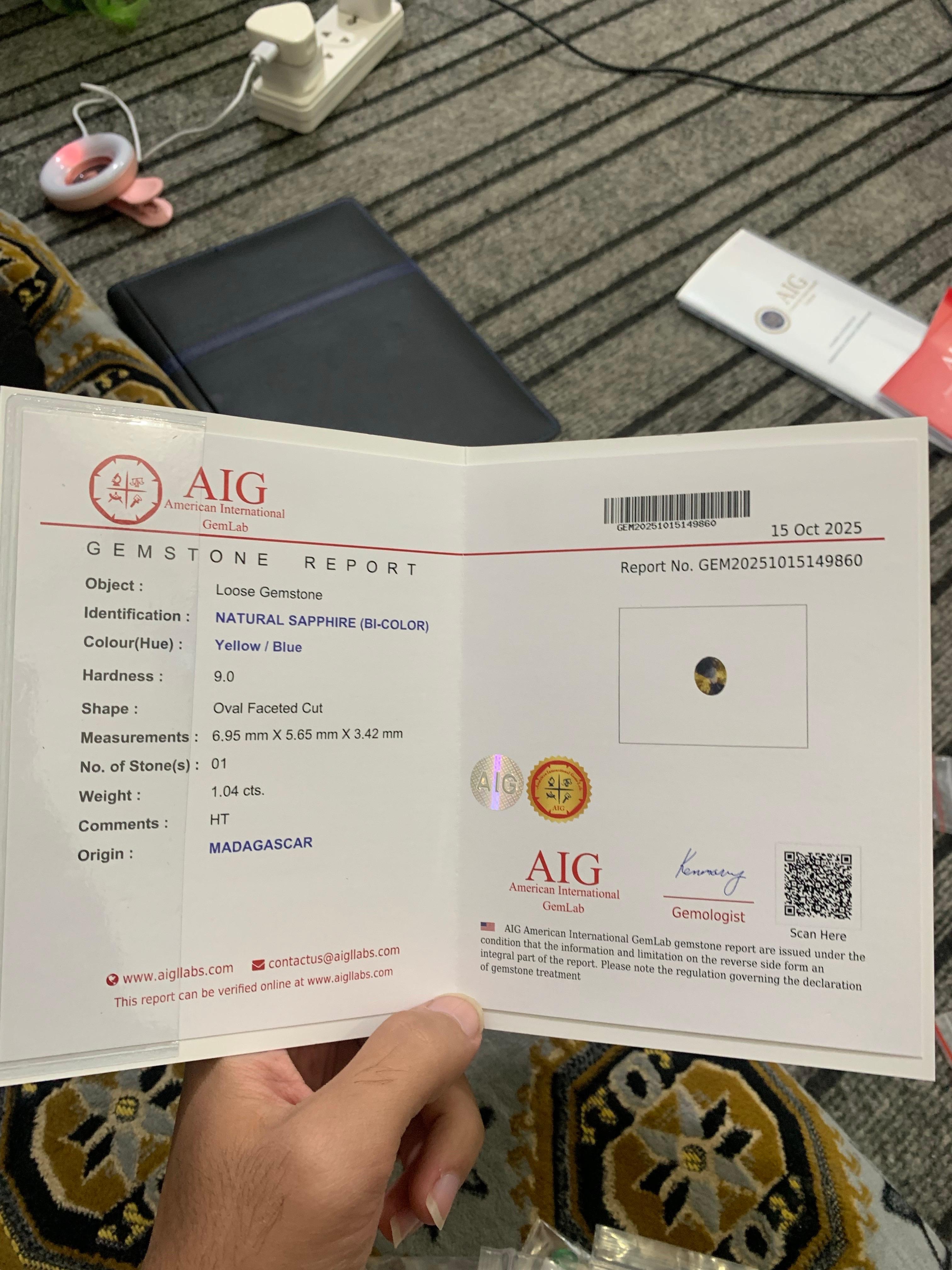 Zaffiro bicolore naturale sfuso certificato AIG da 1,04 carati del Madagascar in vendita 8