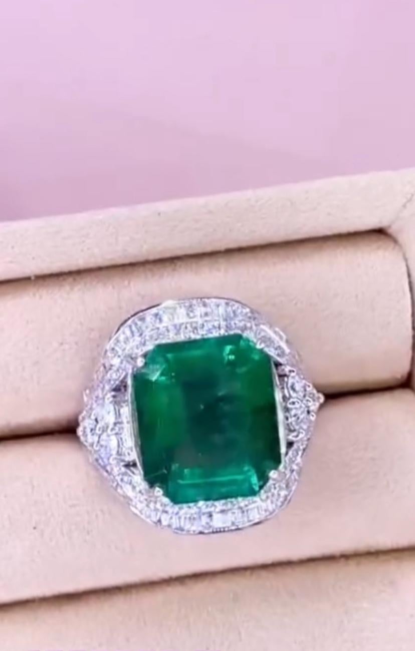 Une bague exquise en émeraude et diamants, dans un design élégant et particulier, au style si élégant et raffiné .
Réalisée avec une attention méticuleuse aux détails, cette œuvre d'art respire la classe et le charme.
Rehaussez votre beauté