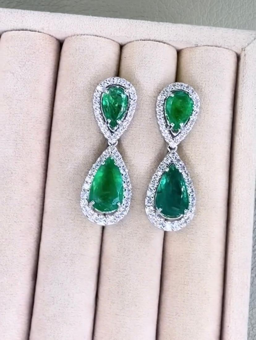 Taglio a goccia Orecchini in oro 18K con smeraldi dello Zambia certificati AIG da 11,00 carati e 2,30 carati di diamanti in vendita