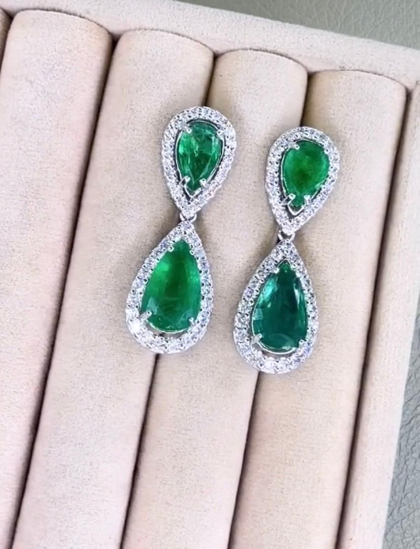 Donna Orecchini in oro 18K con smeraldi dello Zambia certificati AIG da 11,00 carati e 2,30 carati di diamanti in vendita