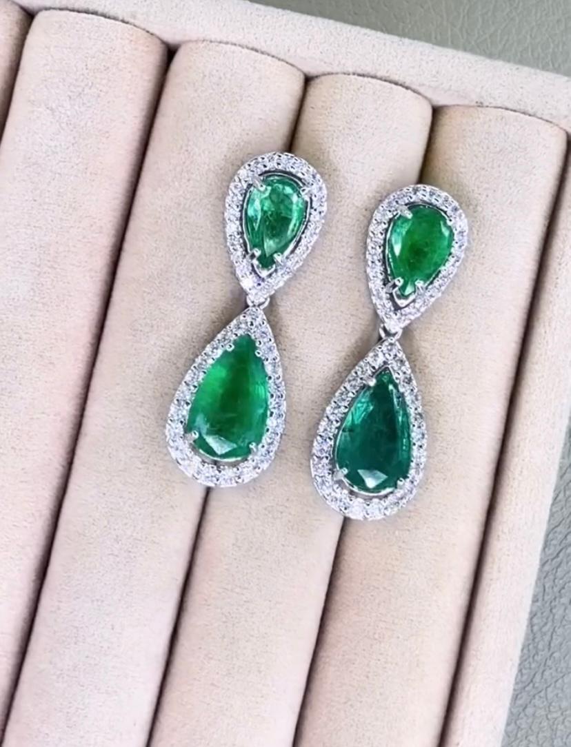 Orecchini in oro 18K con smeraldi dello Zambia certificati AIG da 11,00 carati e 2,30 carati di diamanti in vendita 1