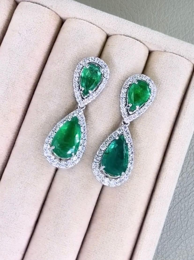 Orecchini in oro 18K con smeraldi dello Zambia certificati AIG da 11,00 carati e 2,30 carati di diamanti in vendita 2