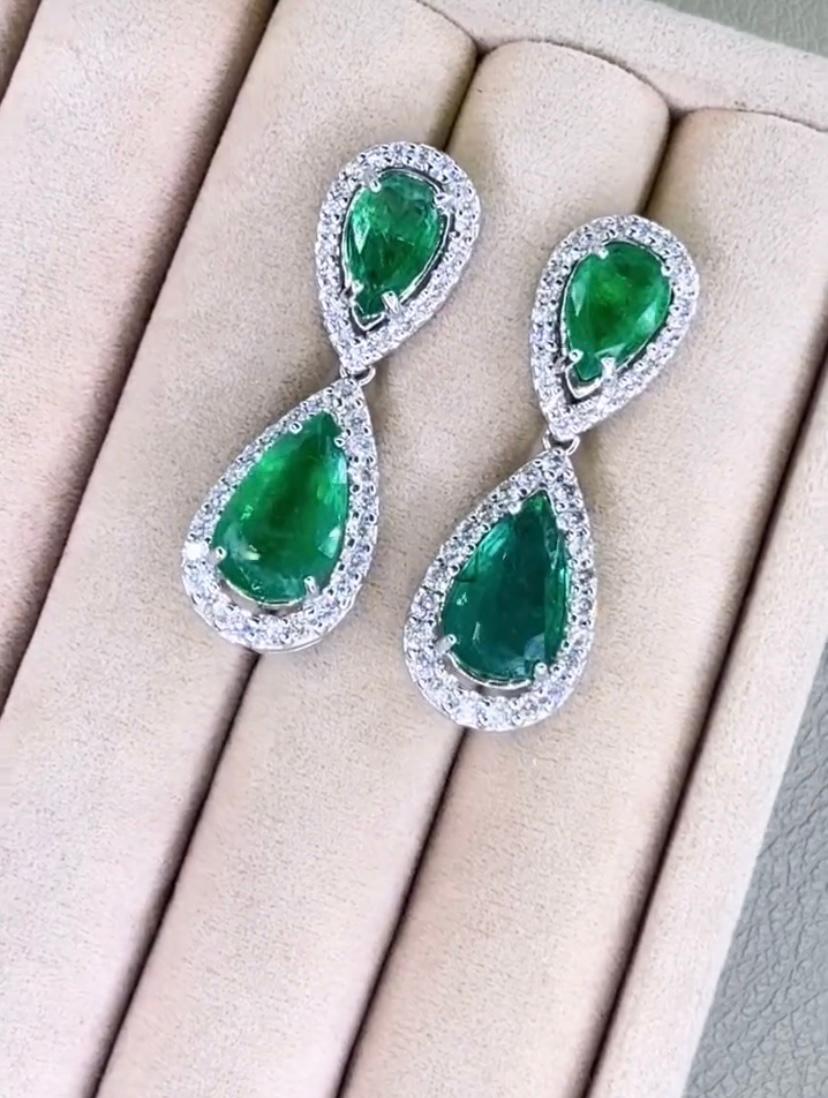 Orecchini in oro 18K con smeraldi dello Zambia certificati AIG da 11,00 carati e 2,30 carati di diamanti in vendita 3
