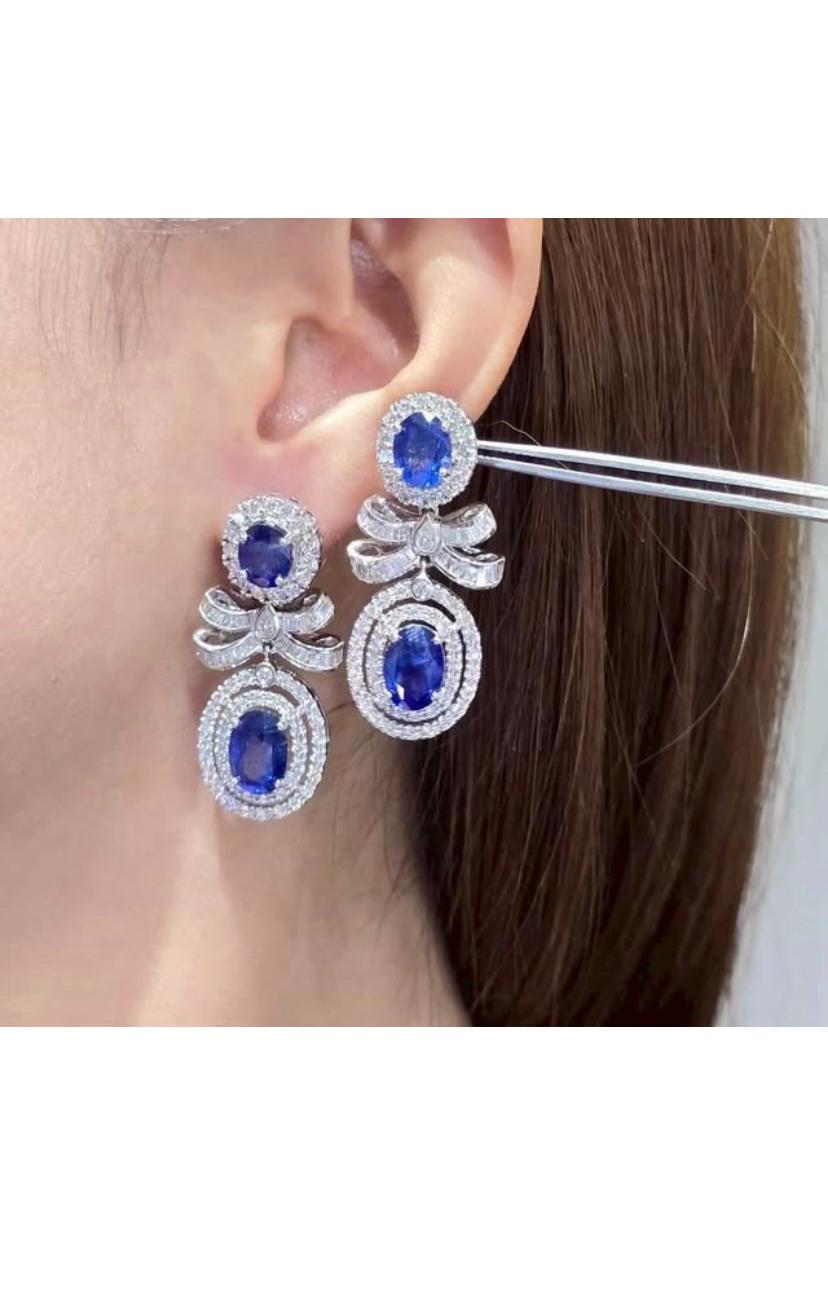 Boucles d'oreilles exquises en saphirs et diamants, dans un style glamour et  design chic, style élégant et raffiné.
Rehaussez votre beauté intemporelle et ajoutez une touche de sophistication et de couleur à votre look.
Magnifiques boucles