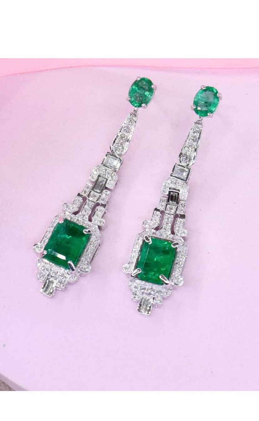 An exquisite Emeralds and Diamonds pair of earrings, in a glamour design, so elegant and refined style.
Adorn yourself and add a touch of color on your look.
Green color evoke a sense of pace and grace, while the dazzling diamonds add a touch of