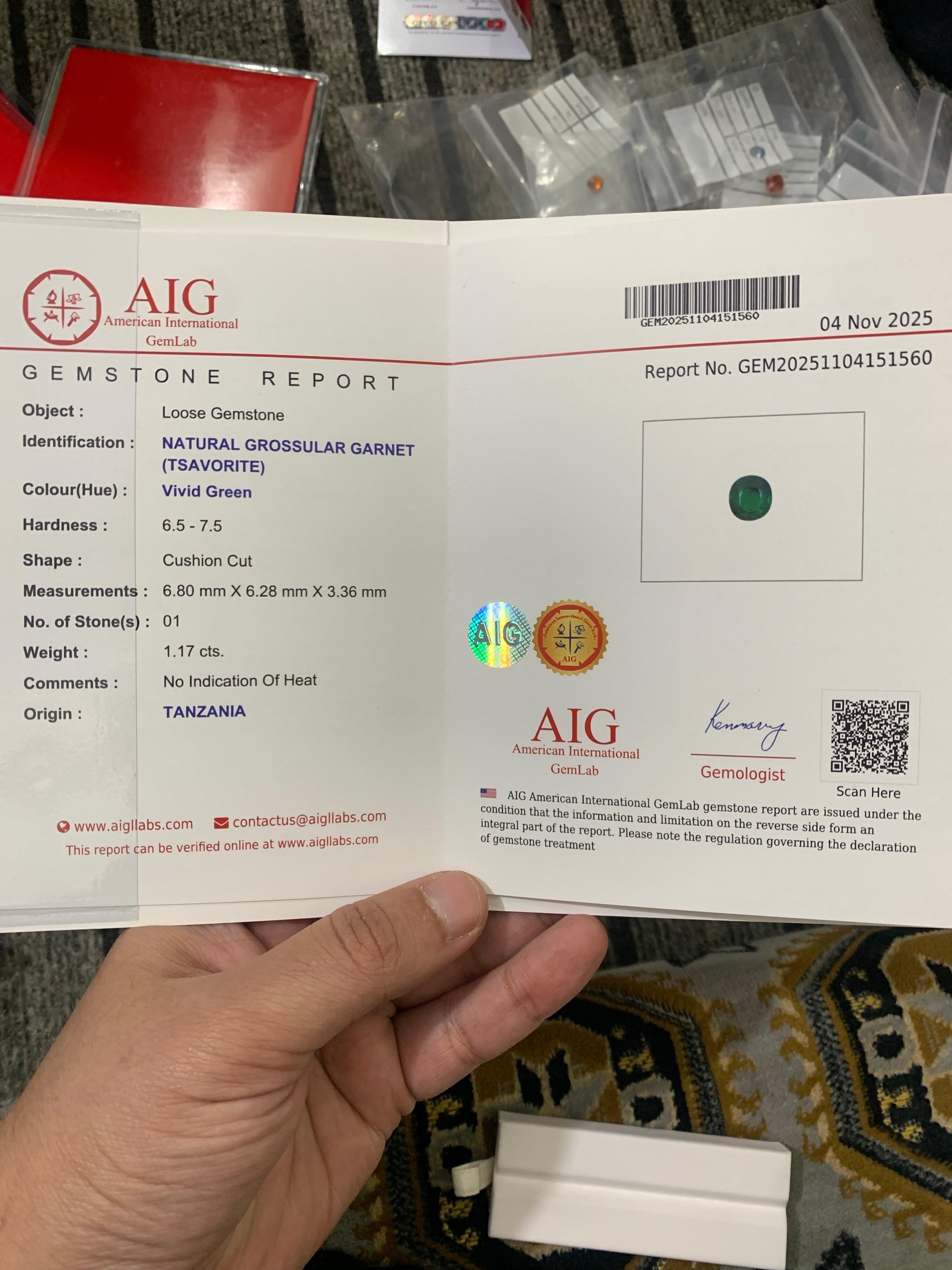 Gemma con taglio a cuscino certificata AIG da 1.17 carati di granato tsavorite naturale sfuso in vendita 7