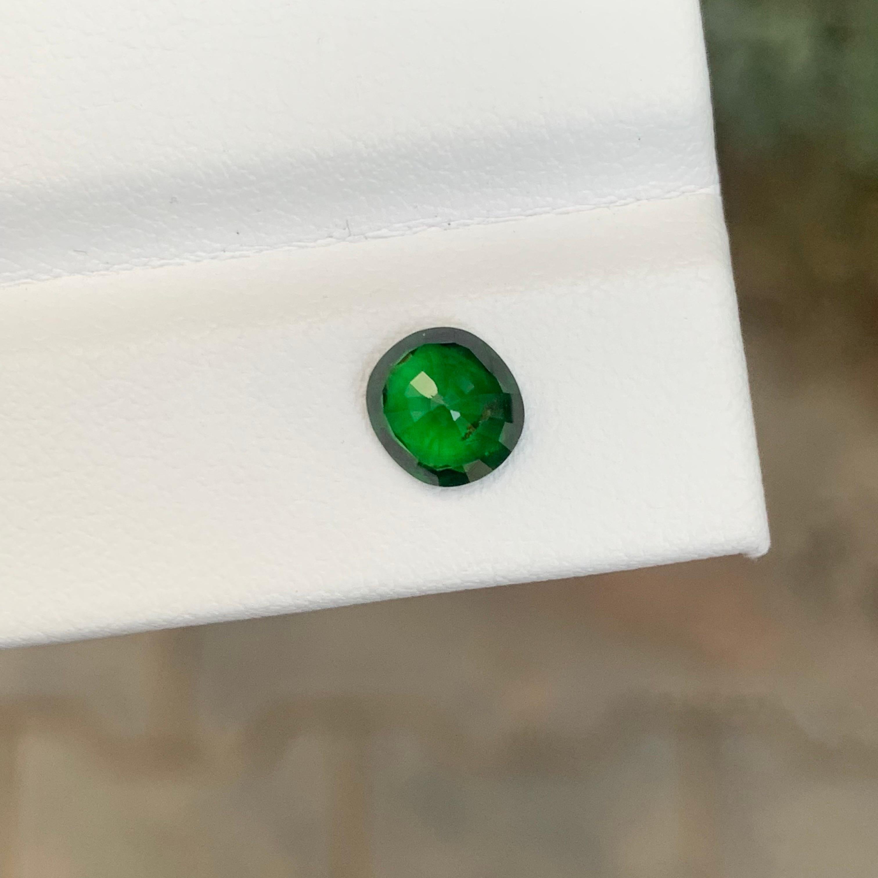 Gemma con taglio a cuscino certificata AIG da 1.17 carati di granato tsavorite naturale sfuso in vendita 1