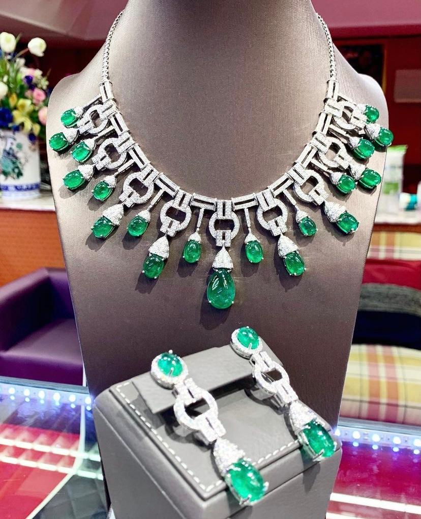Women's AIG Certified 118.61 Ct Zambian Emeralds  10.48 Ct  Diamonds 18k Gold Necklace  For Sale