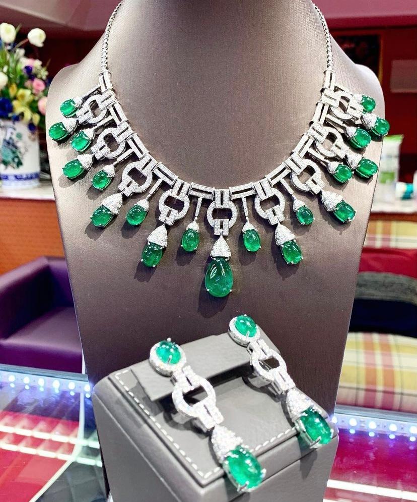 AIG-zertifizierte 118.61 Karat sambische Smaragde  10,48 Ct  Diamanten 18k Gold Halskette  im Angebot 1