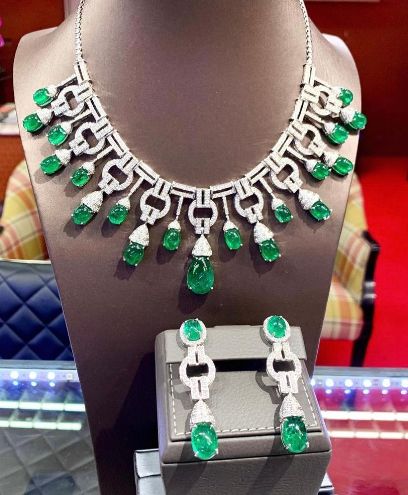 AIG-zertifizierte 118.61 Karat sambische Smaragde  10,48 Ct  Diamanten 18k Gold Halskette  im Angebot 3