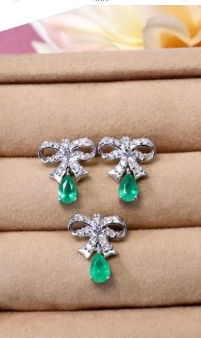 Parure exclusive d'émeraudes et de diamants, comprenant un pendentif et des boucles d'oreilles.
Rehaussez votre intemporalité et ajoutez une touche de couleur et de sophistication à votre look.
Magnifique parure en or 18k composée de 3 émeraudes