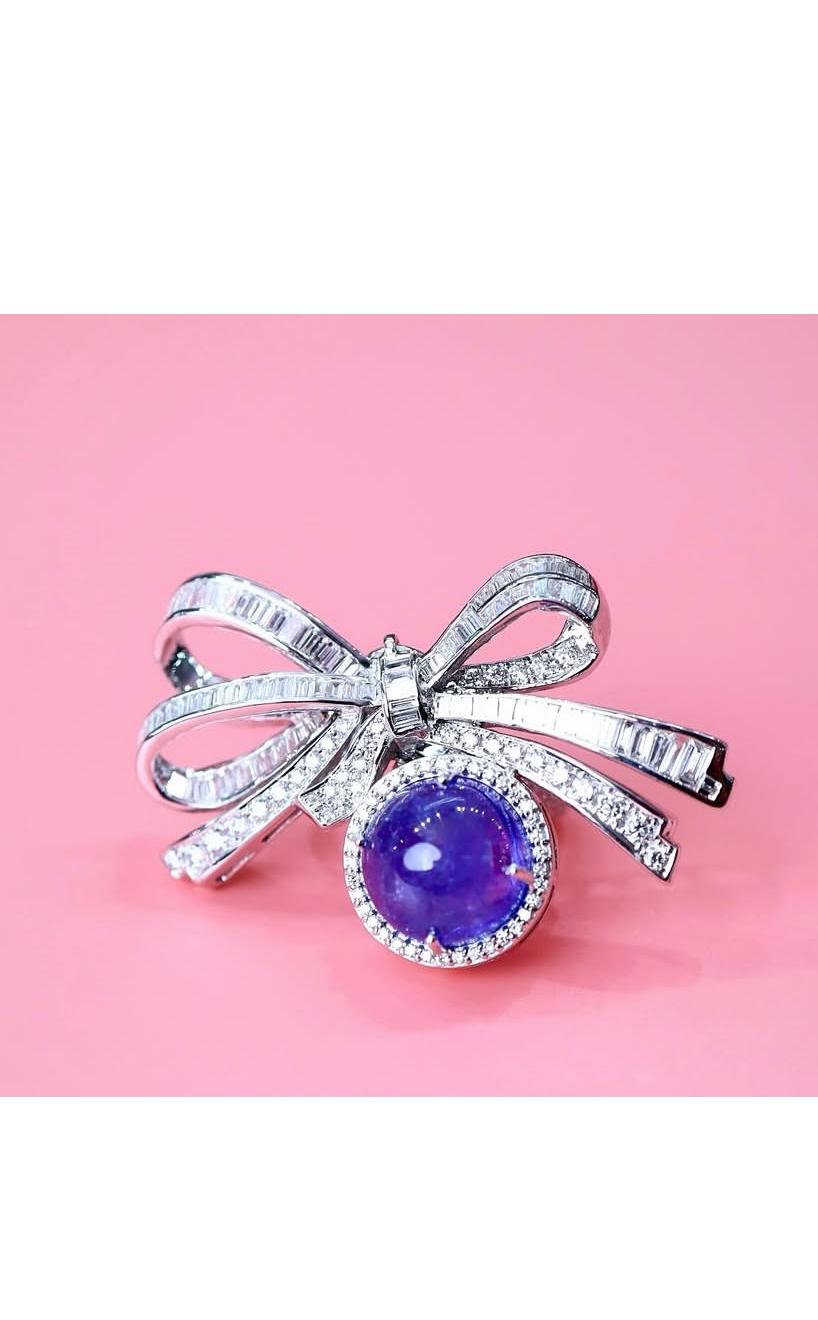 Une bague/pendentif exquise en Tanzanite et Diamants, dans un design chic et raffiné, si élégant et sophistiqué.
Élevez votre beauté intemporelle et ajoutez une touche de raffinement à votre personne.
Cette magnifique bague peut également être