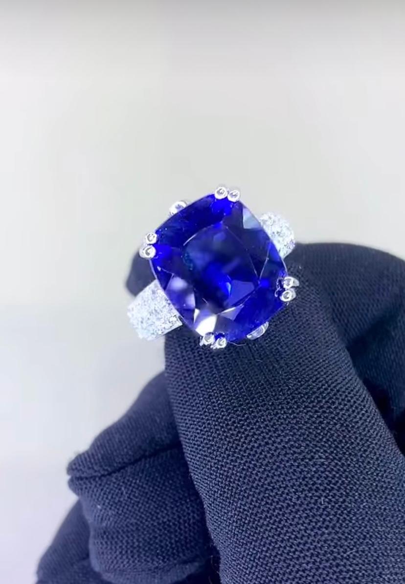 Questo squisito anello presenta una straordinaria gemma di tanzanite di 12,00 carati.
La tanzanite sfoggia uno splendido colore blu reale che affascina tutti coloro che la guardano. La sua profondità e la sua vivacità sono davvero eccezionali e