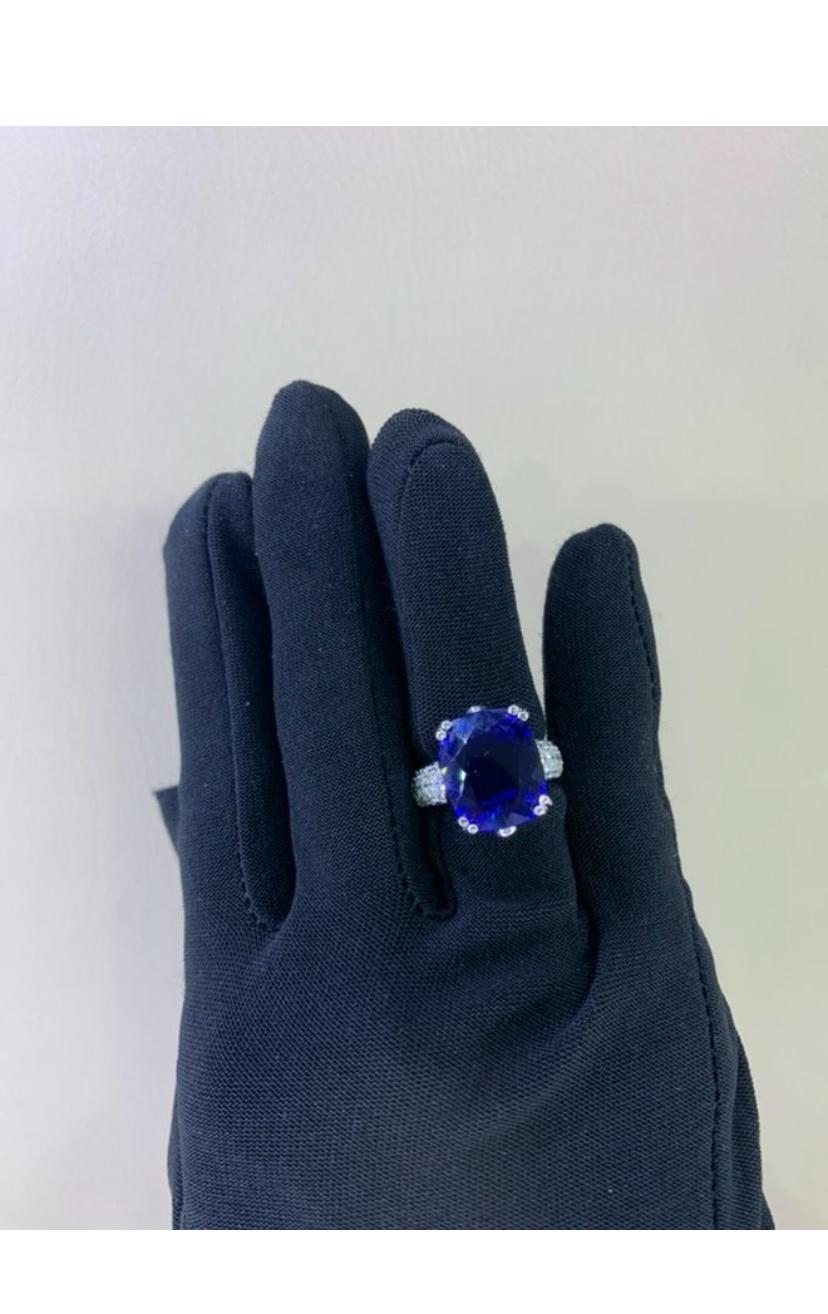 Anello in oro 18 carati con diamanti di tanzanite certificati AIG da 12,00 carati in vendita 1