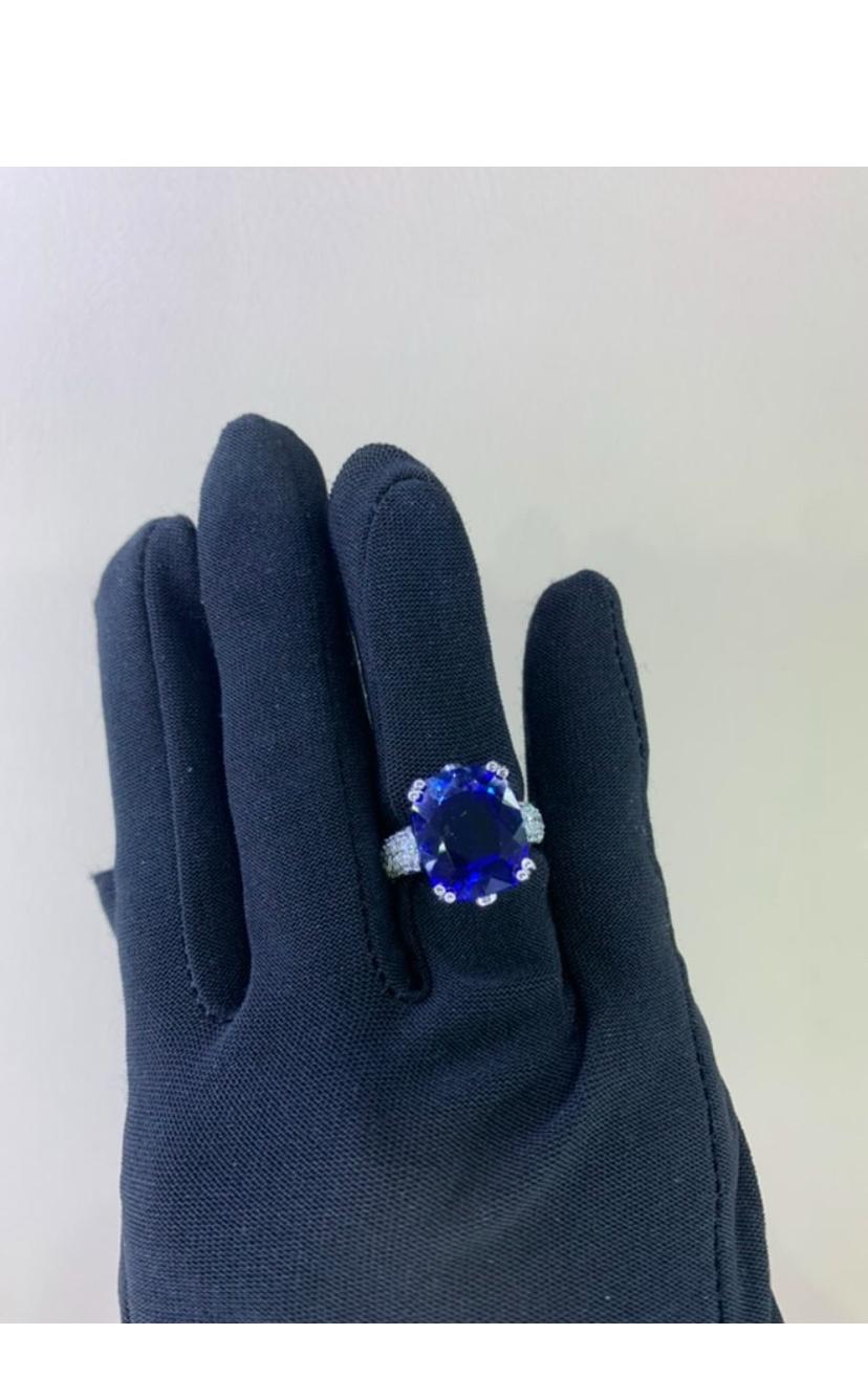 Anello in oro 18 carati con diamanti di tanzanite certificati AIG da 12,00 carati in vendita 2