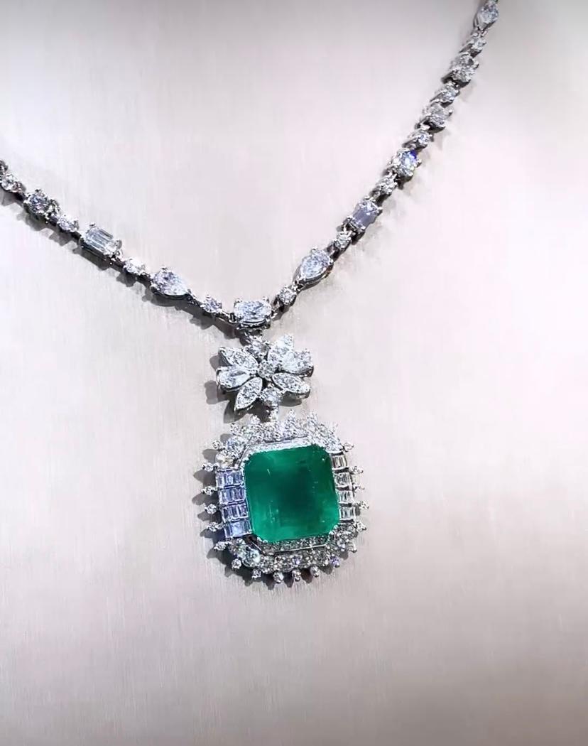 Un exquis collier à pendentifs en émeraudes et diamants.
La couleur verte vibrante de l'émeraude de Zambie est complétée par l'éclat des diamants qui l'entourent, créant ainsi un effet envoûtant et luxueux.  Un bijou qui ne manquera pas de faire