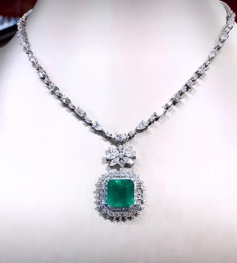 AIG certifié 12,00 carats Zambie  Collier en or 18 carats avec diamants de 10,00 carats Pour femmes en vente