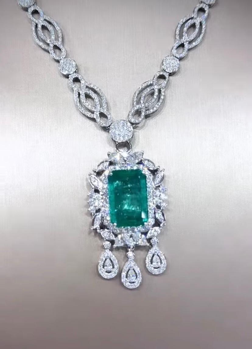 Taille émeraude Pendentif en or 18 carats avec émeraude de Zambie certifiée AIG de 12,00 carats et diamants de 3,30 carats en vente