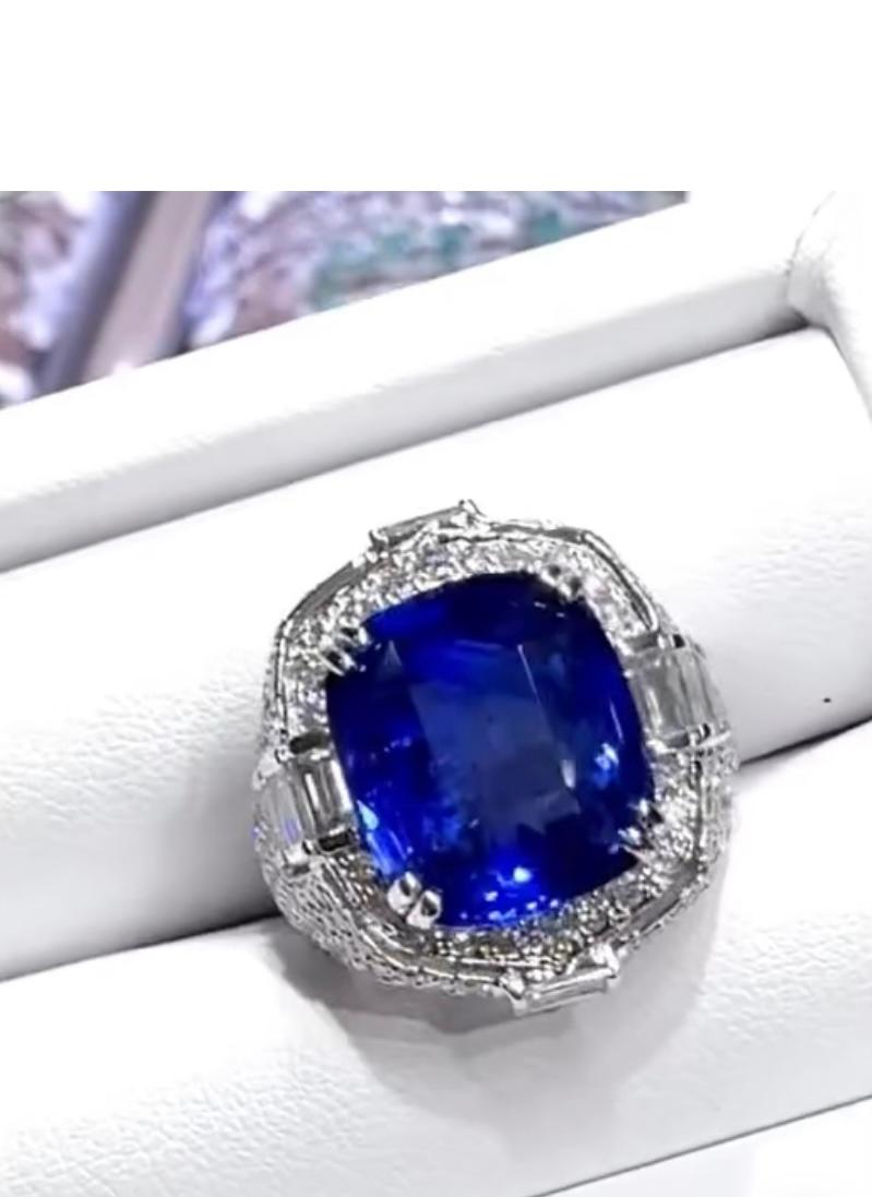 A Feinstes  blauer Saphir und Diamanten Ring, ein neues Meisterwerk perfekte Sammlung und Familienerbstücke.
Setzen Sie mit diesem atemberaubenden Ring ein klares Zeichen.
Der leuchtend blaue Saphir ist fachmännisch geschliffen und in einem