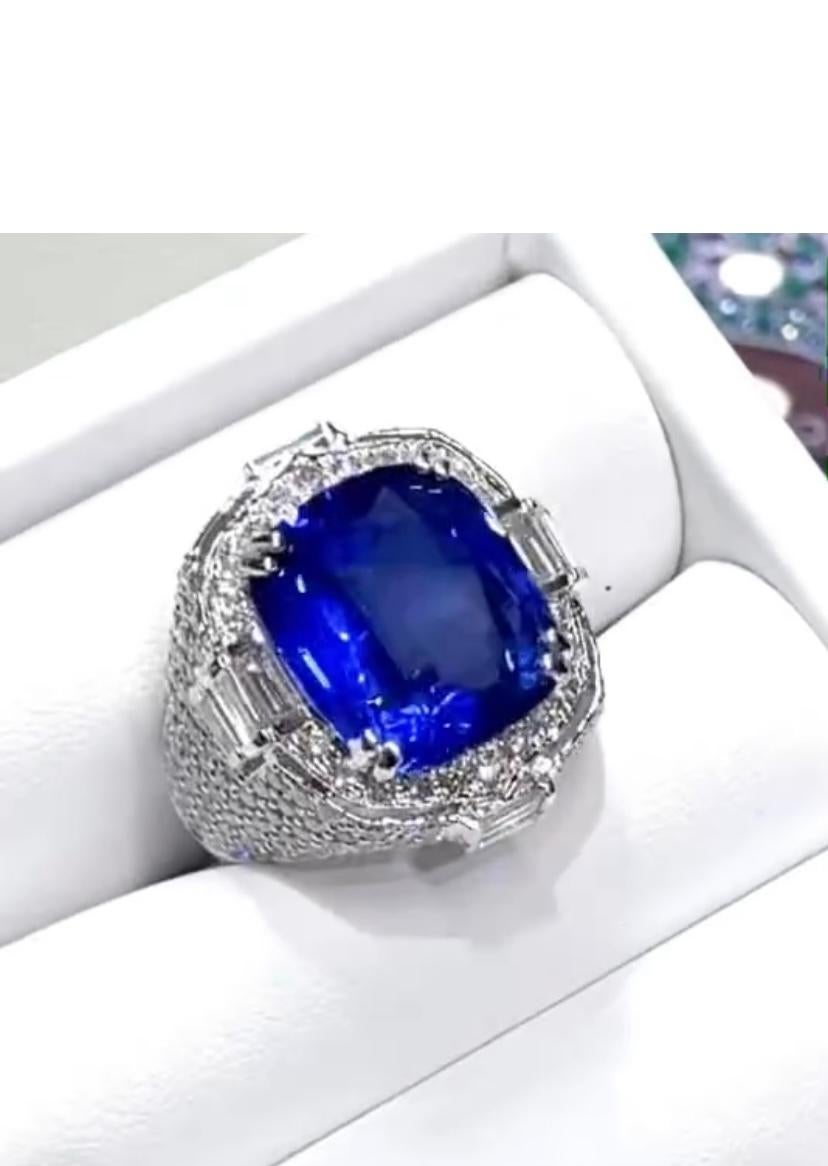 18 Karat Goldring, AIG-zertifizierter 12,00 Karat feinster Ceylon-Saphir 3,80 Karat Diamanten im Angebot 3