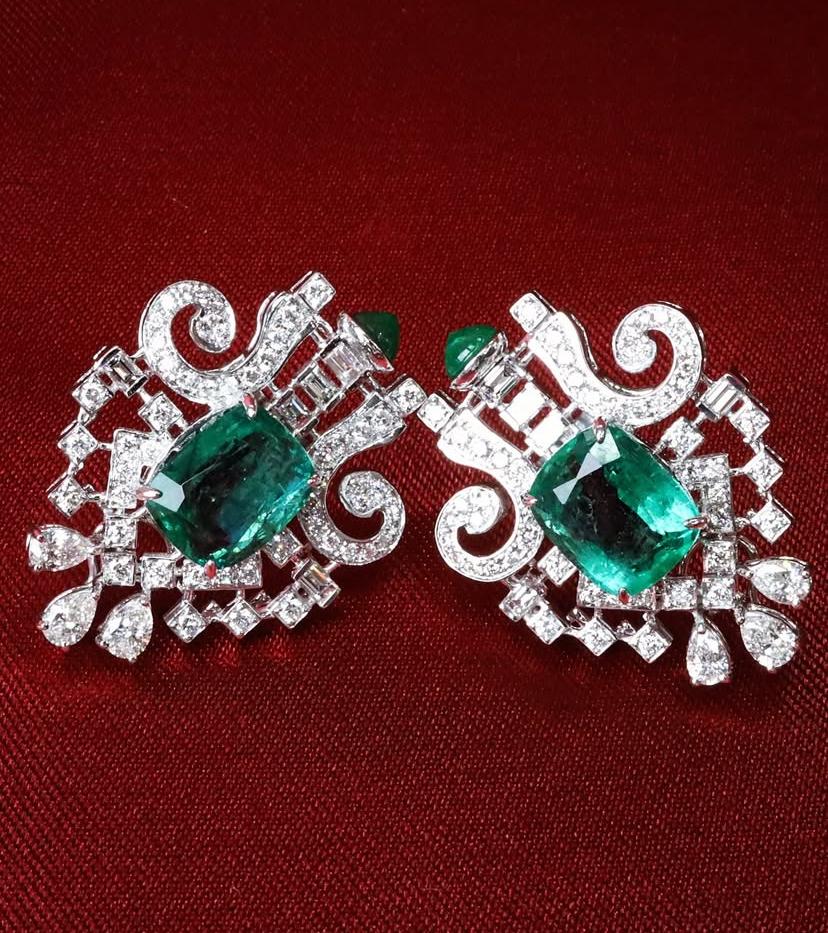 AIG zertifiziert 12,00 Karat sambische Smaragde 3,40 Karat Diamanten 18K Gold Ohrringe im Angebot 7