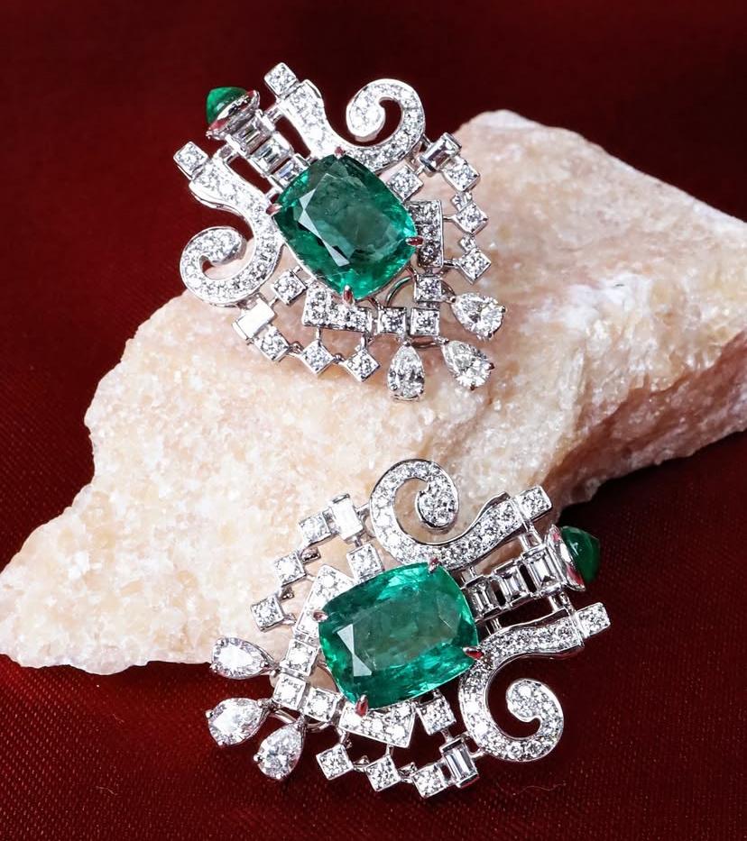 AIG zertifiziert 12,00 Karat sambische Smaragde 3,40 Karat Diamanten 18K Gold Ohrringe im Angebot 10