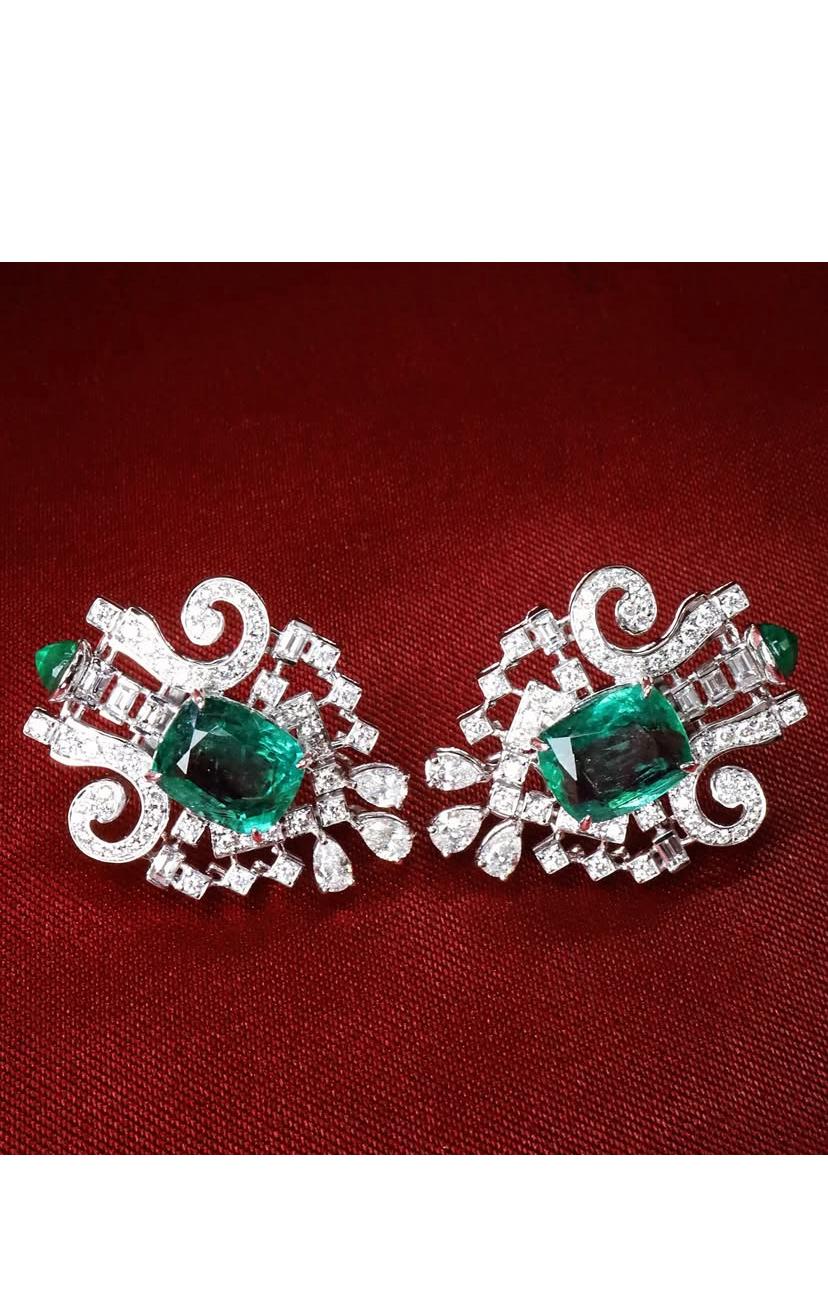 Eine exquisite Ohrringe mit Smaragden und Diamanten, in besonderem Design, so elegant und raffiniert Stil.
Erhöhen Sie Ihre zeitlose Schönheit und verleihen Sie Ihrem Look einen Hauch von Raffinesse.
Atemberaubende Ohrringe kommen in 18k Gold mit