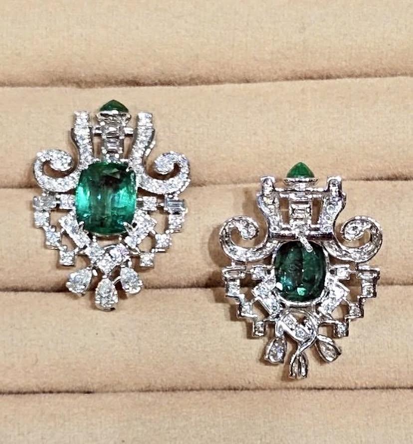AIG zertifiziert 12,00 Karat sambische Smaragde 3,40 Karat Diamanten 18K Gold Ohrringe (Gemischter Schliff) im Angebot