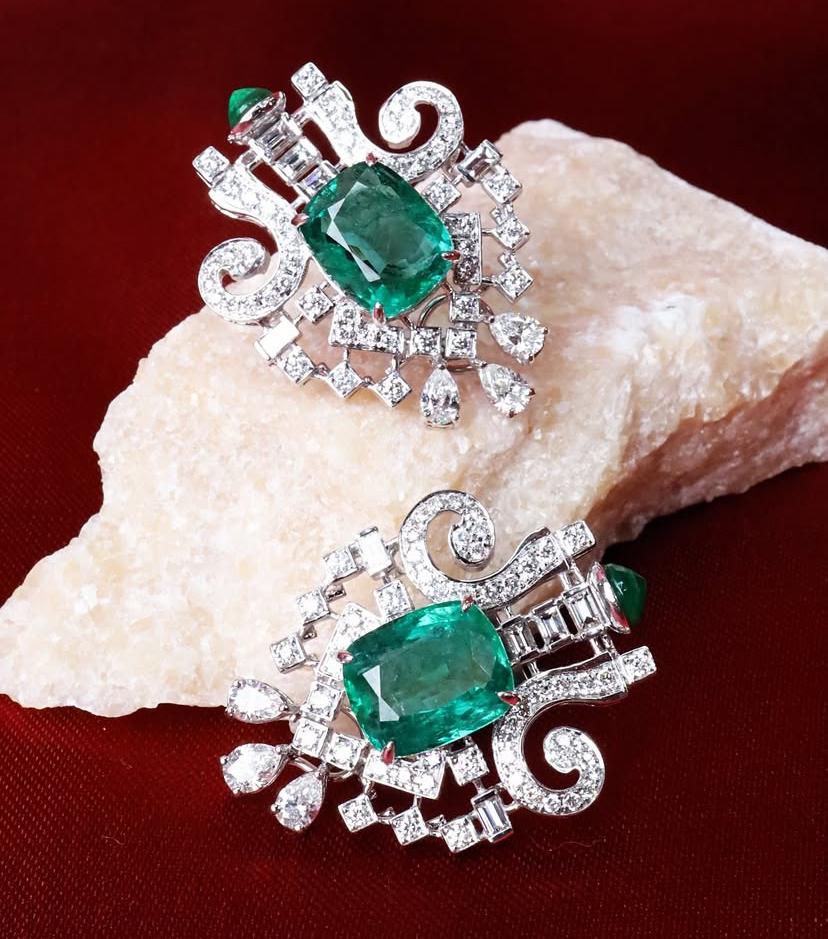 AIG zertifiziert 12,00 Karat sambische Smaragde 3,40 Karat Diamanten 18K Gold Ohrringe Damen im Angebot