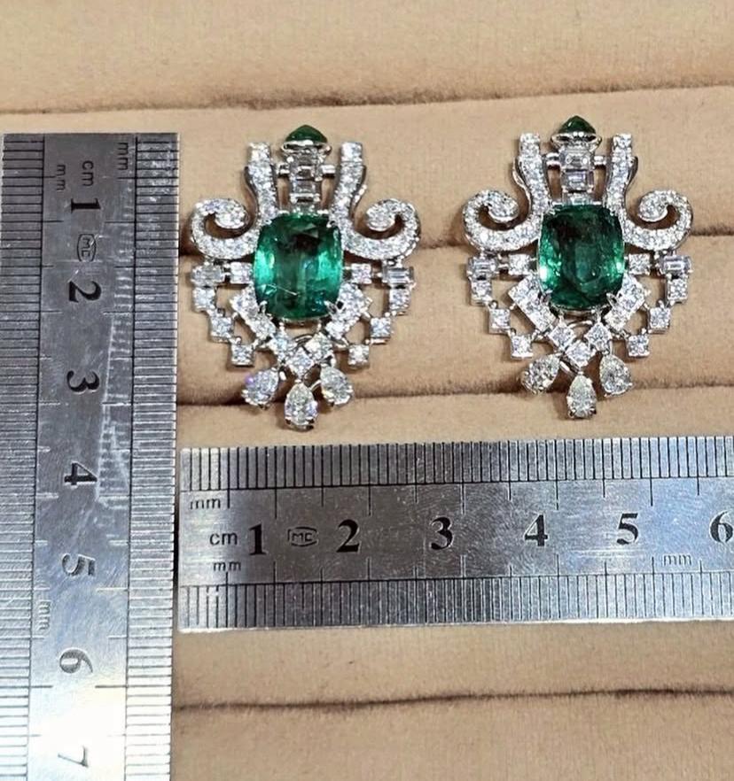 AIG zertifiziert 12,00 Karat sambische Smaragde 3,40 Karat Diamanten 18K Gold Ohrringe im Angebot 1