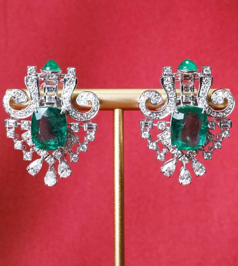 AIG zertifiziert 12,00 Karat sambische Smaragde 3,40 Karat Diamanten 18K Gold Ohrringe im Angebot 2