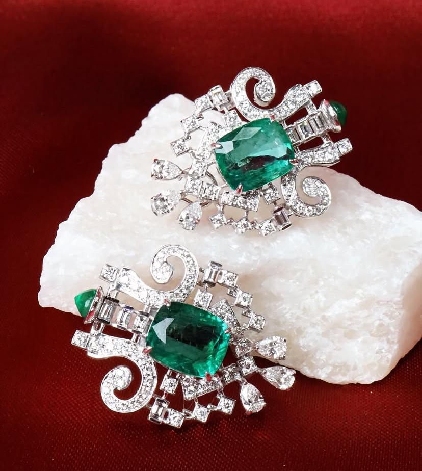 AIG zertifiziert 12,00 Karat sambische Smaragde 3,40 Karat Diamanten 18K Gold Ohrringe im Angebot 3