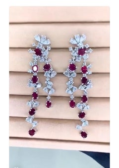 Orecchini in oro 18K con rubino siamese certificato AIG da 12,00 carati e 6,50 carati di diamanti