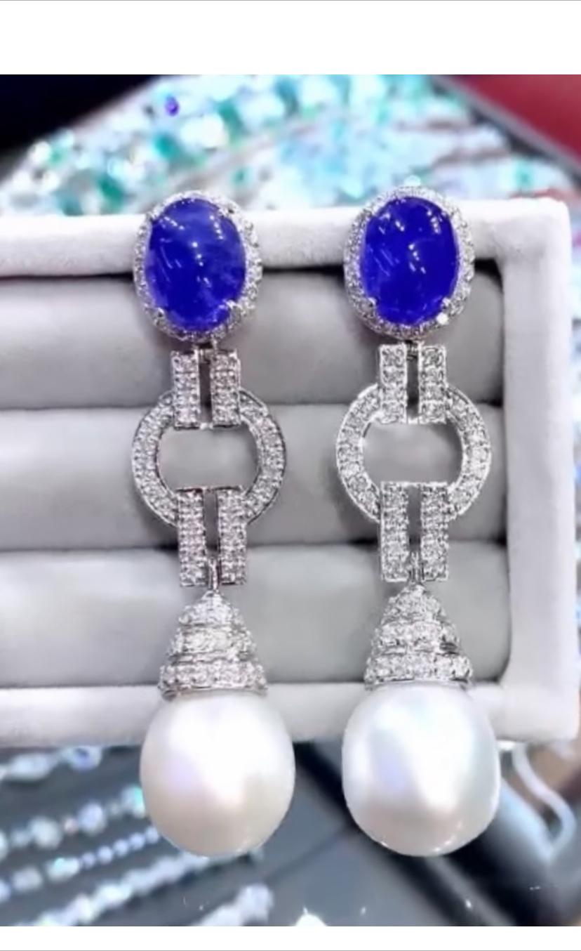 Ein exquisites Paar Ohrringe im Art-Déco-Design, raffiniert und elegant, ein echtes Kunstwerk.
Die Perlen sind Emblem von Luxus und Charme, mit Diamanten und bunten Edelstein abgestimmt, schaffen eine perfekte Kombination Farben.
Prächtige Ohrringe