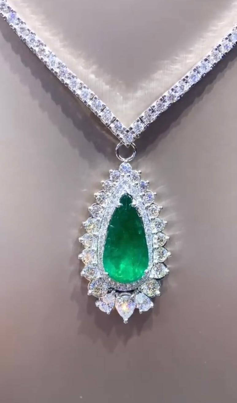 Émeraude de Zambie et diamants étincelants, si divins et élégants, fabriqués avec précision et une attention particulière pour les détails.
La couleur verte vibrante de l'émeraude est vraiment fascinante et en fait un bijou remarquable. Le pendentif